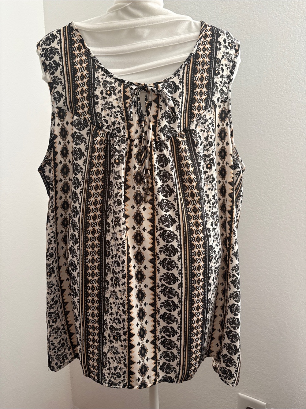 Sleeveless Printed Tie-Neck Tank Top - Black & Cream